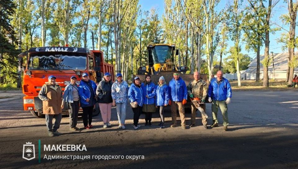 Депутаты и активисты провели субботник на улицах Сусанина и Педагогической