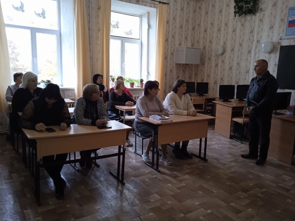 6 октября депутат Макеевского городского совета Александр Рыжков провел встречу с трудовым коллективом ГБОУ «Средняя школа № 20 городского округа Макеевка»