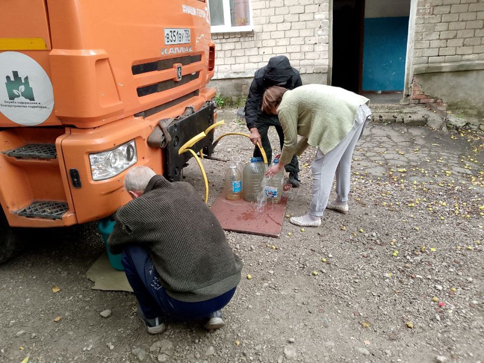 Для обеспечения водой жителей района Управой Кировского внутригородского района при поддержке региона-шефа Московская область ежедневно осуществляется подвоз воды для жителей домов, в которые в установленный графиком день не...