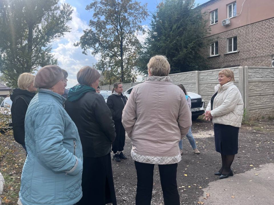 Сегодня, 6 октября, заместитель главы администрации городского округа Макеевка Ирина Валентиновна Сидякина провела встречу с жителями по адресам: г. Макеевка, ул. Макарова, дом 63\2