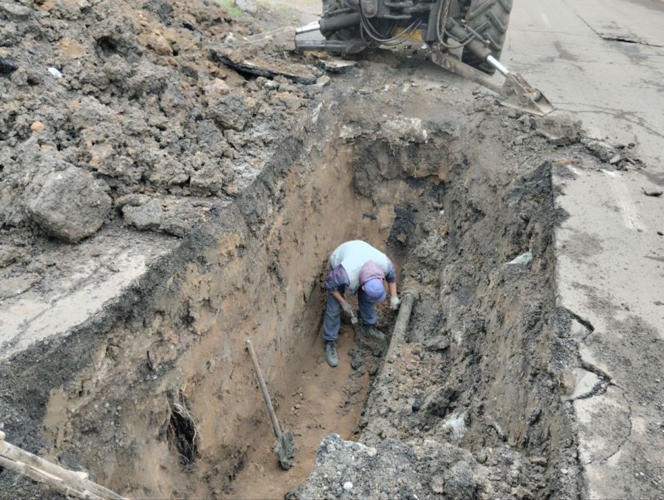 Сегодня, 6 октября, филиалом «Макеевское ПУВКХ» ГУП ДНР «Вода Донбасса» ведутся работы по устранению порыва холодного водоснабжения в районе дома № 2 по бульвару 8 Сентября