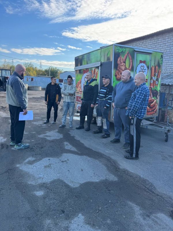 7 октября в Червоногвардейском районе прошла встреча депутата Макеевского городского совета ДНР первого созыва Сергея Щетинина с жителями жилого массива Комсомольский во дворе дома № 17а по улице Антропова
