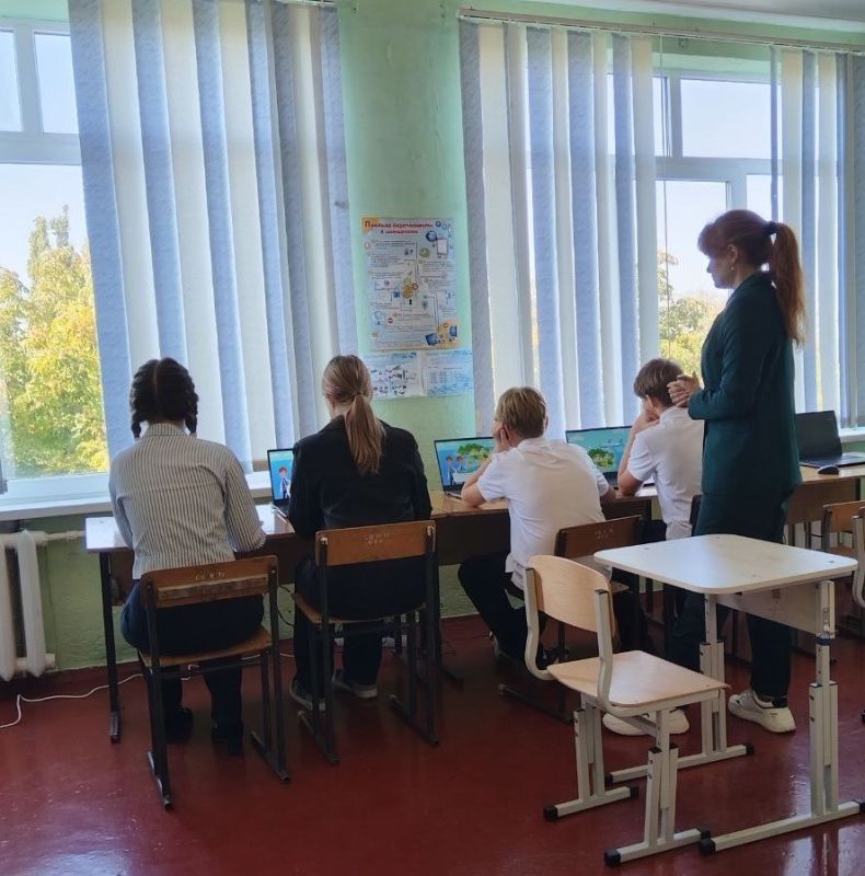 В рамках Всероссийской акции «Урок цифры», целью которой является популяризация цифровых технологий среди школьников, 07 октября 2025 года в ГБОУ «СШ №72 Г.О. МАКЕЕВКА» был проведён открытый урок на тему «ИИ-агенты»