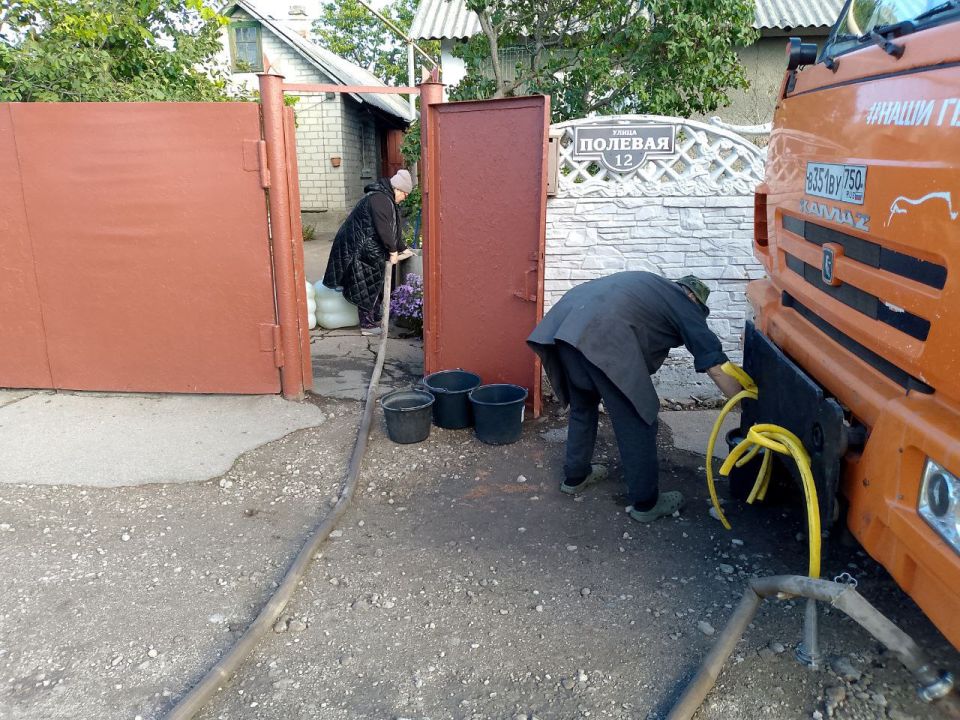 Для обеспечения водой жителей района Управой Кировского внутригородского района при поддержке региона-шефа Московская область ежедневно осуществляется подвоз воды для жителей домов, в которые в установленный графиком день не...