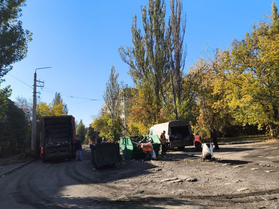 7 октября, с целью приведения территории в надлежащее санитарное состояние в Кировском внутригородском районе прошел субботник ул. Циолковского