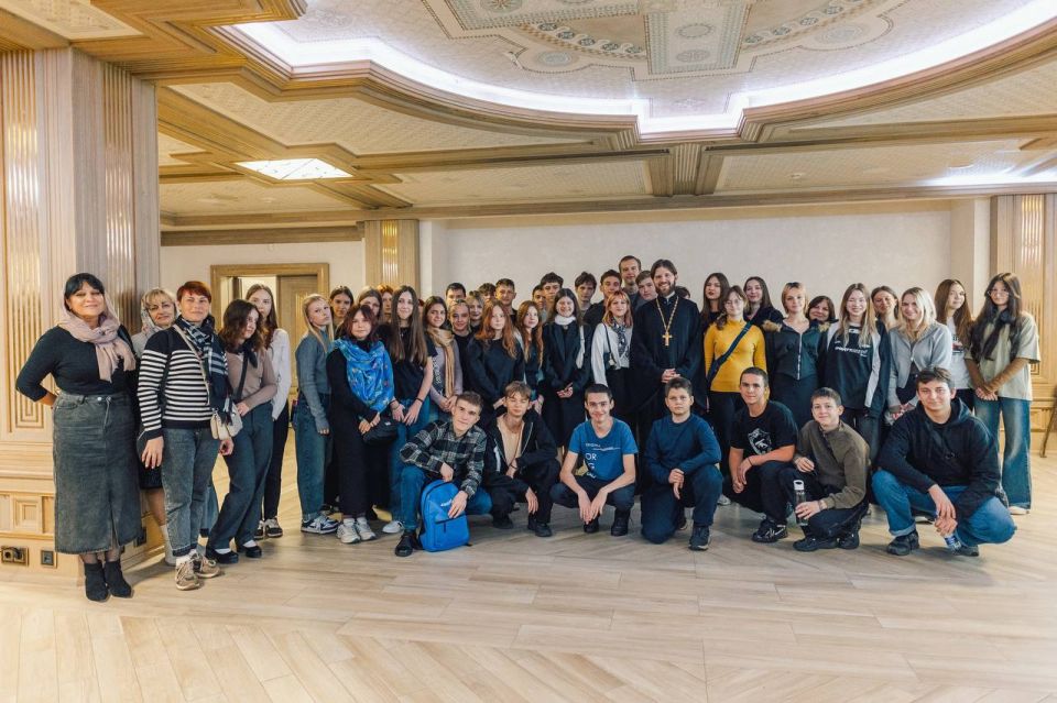 В рамках Просветительского проекта «Наследие: ориентиры будущего», организованного Финансовым университетом и Сретенской духовной академией, 24 школьника из городского округа Макеевка прибыли в Москву, чтобы принять участие...