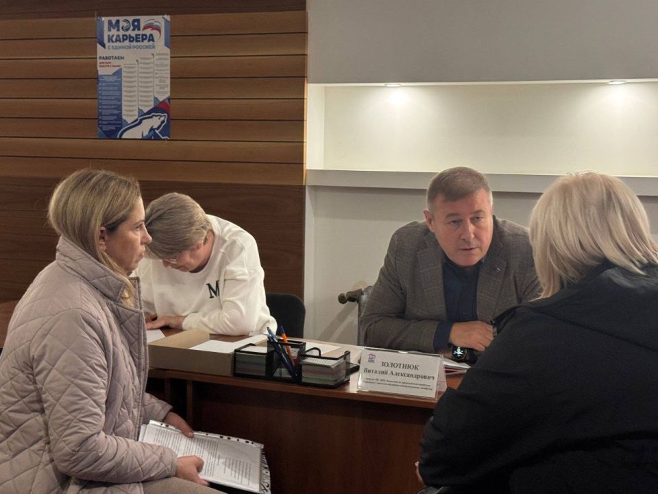 Виталий Золотнюк провел личный прием граждан по вопросам ЖКХ