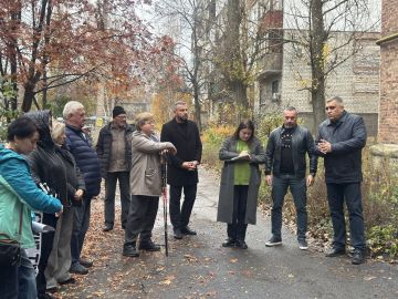 Депутаты Марина Каплянок и Юрий Афендиков совместно с руководителем Управы Кировского внутригородского района городского округа Макеевка Андреем Хорошко провели сход жителей ул. Циолковской