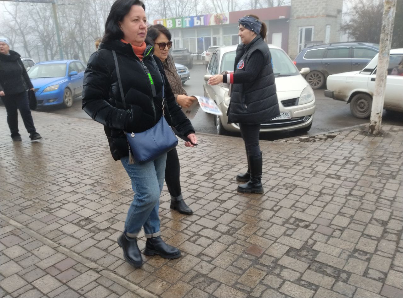 Сегодня, 28 ноября по инициативе Общественного Движения «Донецкая Республика» в Червоногвардейском районе города Макеевки проходит раздача официального печатного издания Общественного Движения «Донецкая Республика»