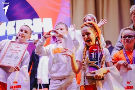 «Не переставали смеяться ни на секунду»: впервые за долгое время в Донецке прошел фестиваль КВН