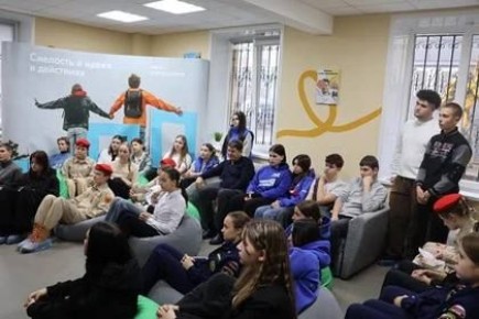 Расписали новогодние игрушки и создали талисманы для бойцов: В Макеевке молодежь приняла участие в «Неделе добра»