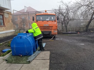 В Кировском внутригородском районе при поддержке региона-шефа Московская область продолжается подвоз воды для жителей домов, в которые в установленный графиком день не поступила вода