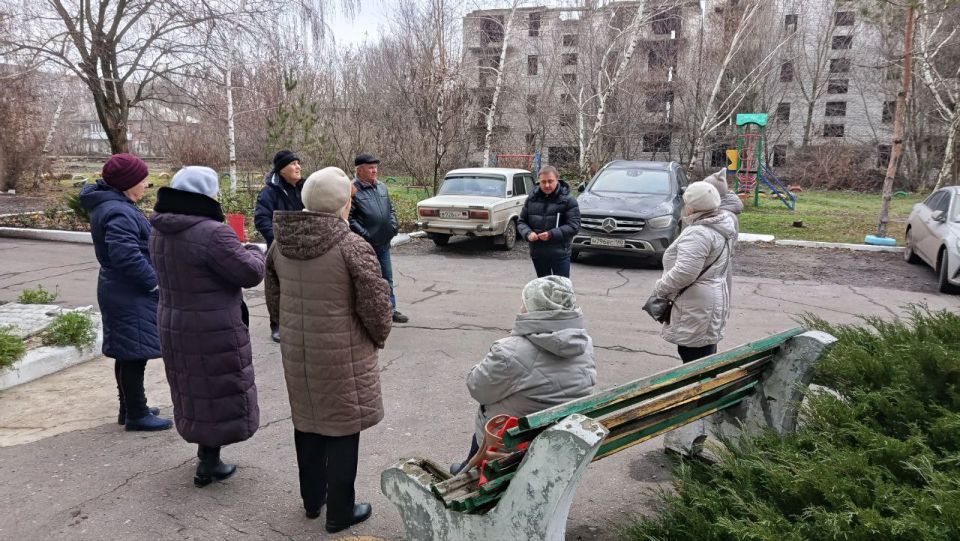 4 декабря депутат Макеевского городского совета Донецкой Народной Республики первого созыва Андрей Зотеев провел встречу с жителями по улице Ломоносова вблизи дома 16