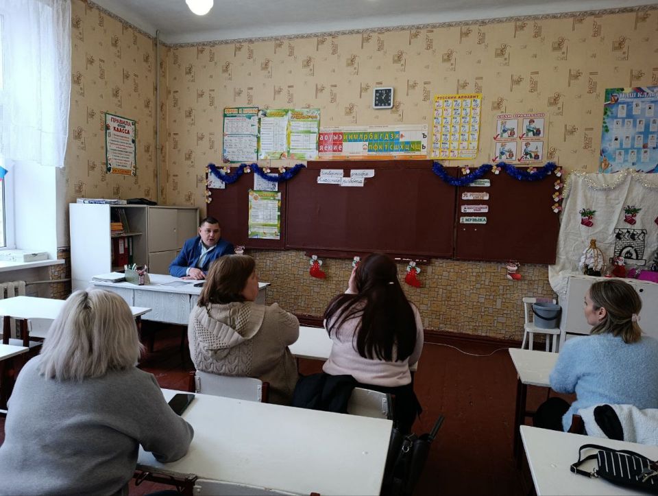 Сегодня, 4 декабря в Червоногвардейском районе состоялась встреча руководителя Управы Червоногвардейского внутригородского района Администрации городского округа Макеевка Антона Гринзовского с трудовым коллективом ГБОУ...