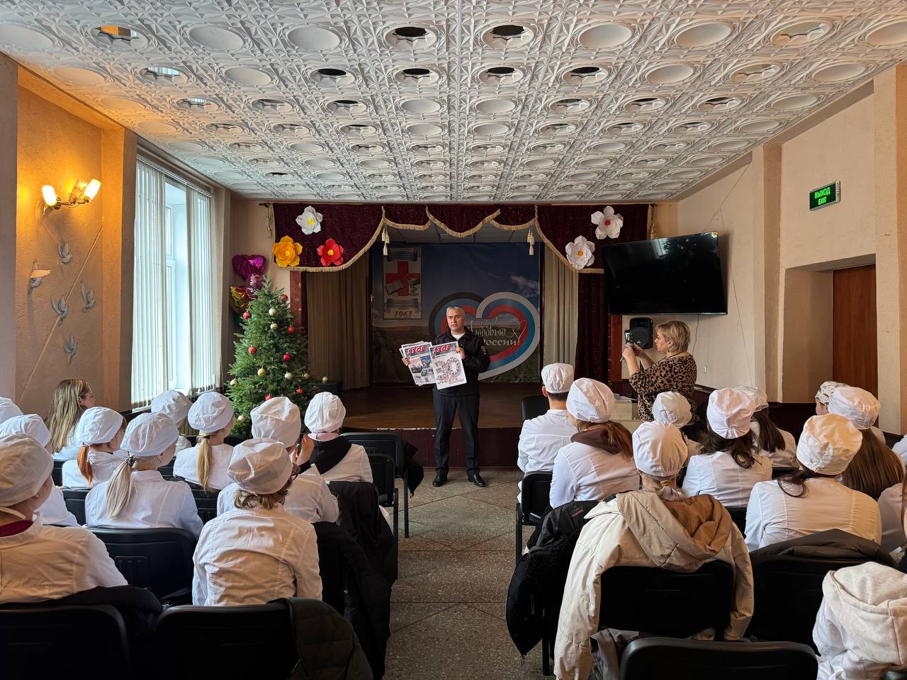 Полицейские ведут профилактическую работу со студентами