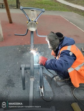 Неизвестные снова сломали качели в сквере Макеевки