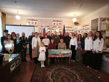 09 декабря 2025 года в ГБОУ "СШ № 59 Г.О. МАКЕЕВКА" состоялось открытие Парты Героя, посвященной учащемуся школы Романенко Руслану Романовичу, участнику специальной военной операции