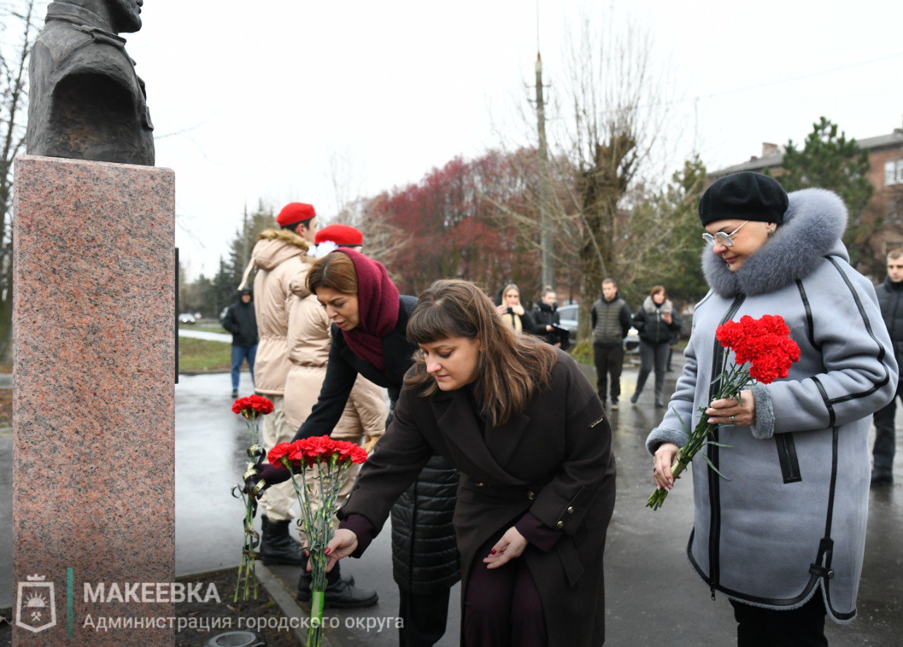 В День Героев Отечества макеевчане почтили память защитников родины