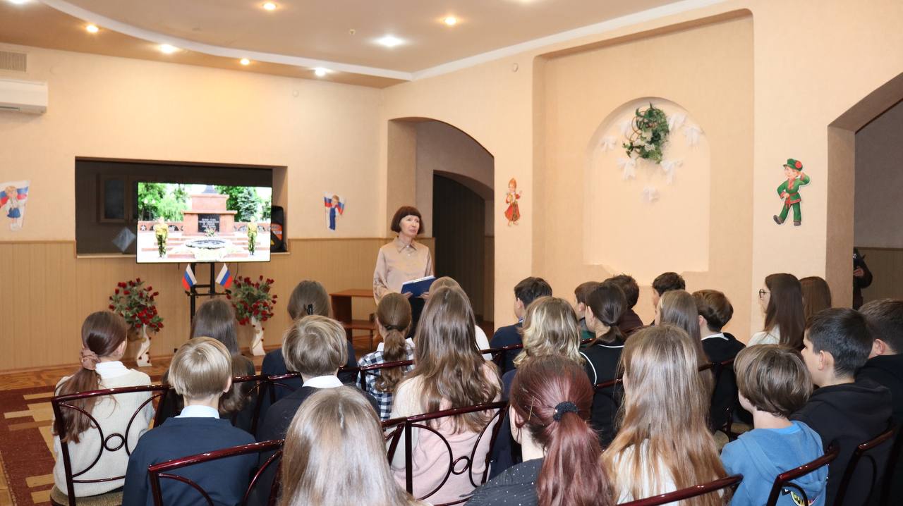 1 декабря во Дворце культуры ясиновцев прошла встреча учащихся СШ № 59, посвященная Дню Неизвестного Солдата с целью реализации проекта «Историческая память»