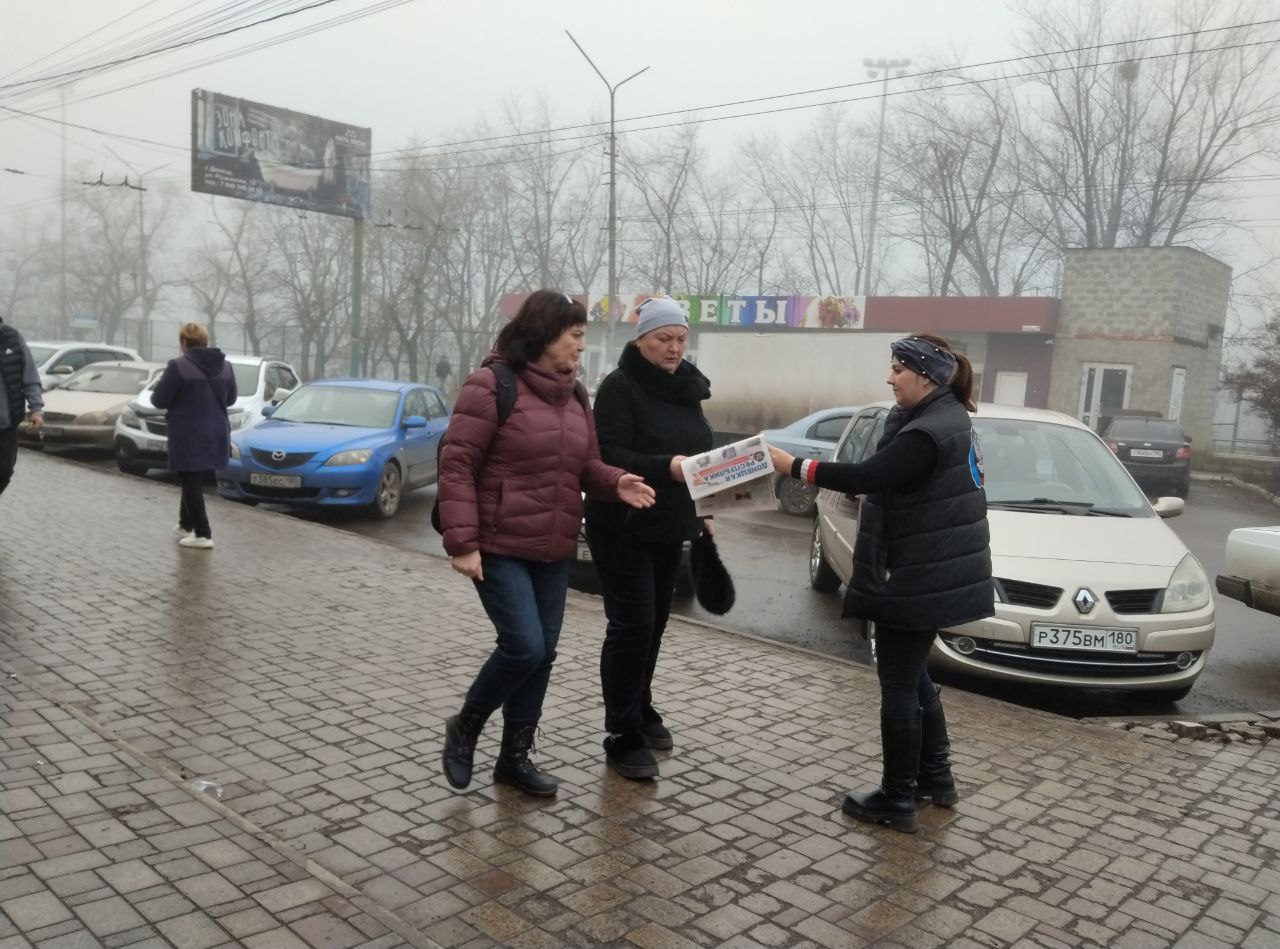 Сегодня, 10 декабря по инициативе Общественного Движения «Донецкая Республика» в Червоногвардейском районе города Макеевки проходит раздача официального печатного издания Общественного Движения «Донецкая Республика»