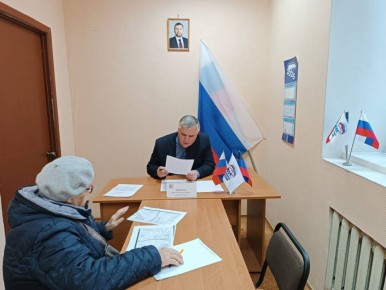 10 декабря депутат Народного совета ДНР первого созыва Николай Зайченко провёл приём граждан в Общественной приемной Председателя партии «Единая Россия» Червоногвардейского района городского округа Макеевка