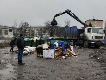 Сегодня, 12 декабря с целью приведения территории в надлежащее санитарное состояние выполнены работы по вывозу крупногабаритных накоплений мусора на контейнерных площадках по адресам: ул. Парижской Коммуны, д. 1; ул....