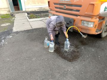 В Кировском внутригородском районе при поддержке региона-шефа Московская область продолжается подвоз воды для жителей домов, в которые в установленный графиком день не поступила вода