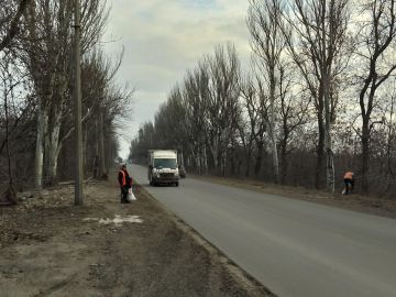 15 декабря, с целью приведения территории в надлежащее санитарное состояние силами МУП АГМ «Перспектива» проведены работы по сбору видимого мусора по ул. Кирова (по маршруту движения общественного транспорта № 16)