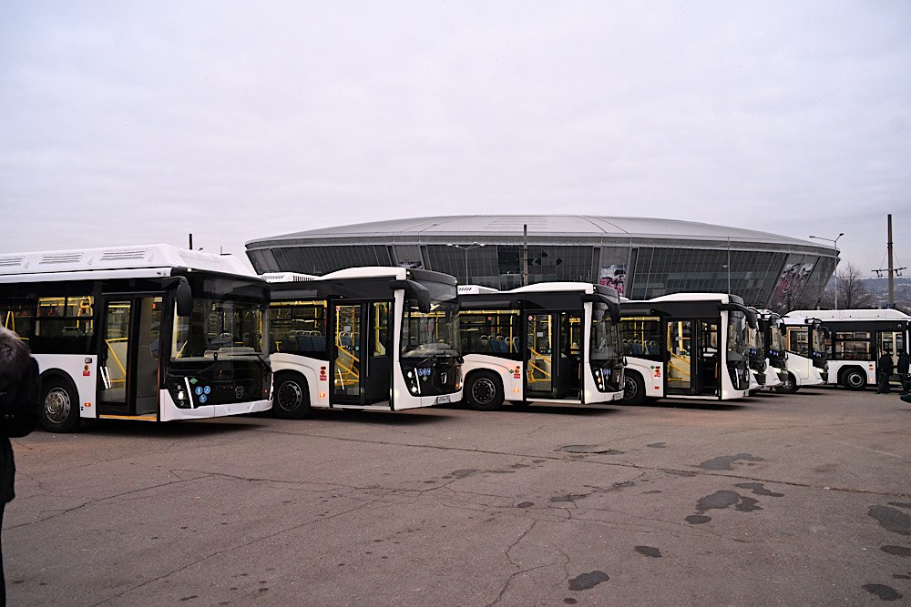 Адаптированы для детей и маломобильных граждан: Денис Пушилин проверил прибывшие в ДНР автобусы