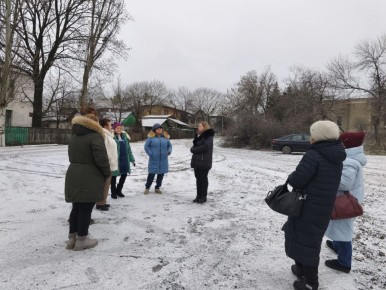 Сегодня, 16 декабря, депутат Макеевского городского совета первого созыва Алена Трякина провела встречу с жителями пгт Красный Октябрь возле детской площадки
