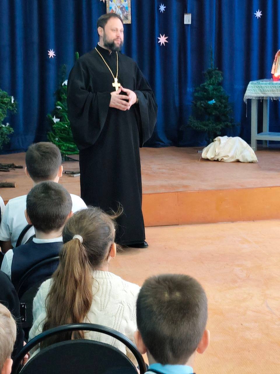 Праздник в честь святителя Николая в общеобразовательной школе N4 города Макеевки