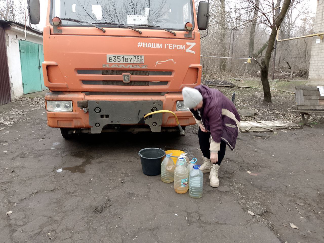 Сегодня, 19 декабря,в Кировском внутригородском районе, согласно поступившим заявкам, был организован подвоз воды для жителей домов, в которые в установленный графиком день не поступила вода