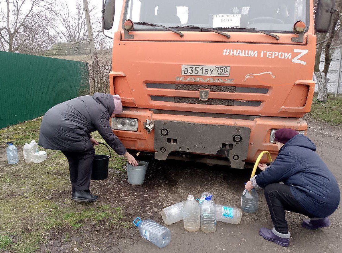 В Кировском внутригородском районе при поддержке региона-шефа Московская область продолжается подвоз воды для жителей домов, в которые в установленный графиком день не поступила вода