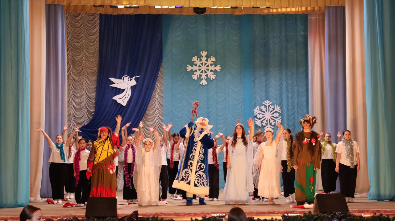 Где это видано, где это слыхано, чтобы Баба Яга и Леший спасали Новый год и воспитывали заигравшихся Снежинок-крутышек? А Снегурочка возомнила себя злой и бездушной Снежной Королевой и решила испортить всем праздник!