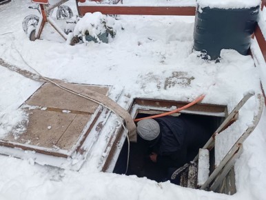 В Кировском внутригородском районе при поддержке региона-шефа Московская область продолжается подвоз воды для жителей домов, в которые в установленный графиком день не поступила вода