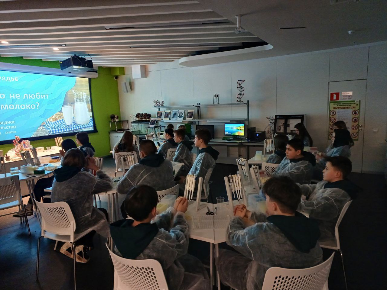 Школьники, принимающие участие в образовательно-туристическом проекте "Город открытий", 04 января 2026 года побывали на ВДНХ в павильоне "Биотех", приняли участие в мастер-классе по выделению ДНК из банана и посетили...