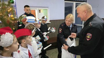 Участники ЮИД поздравили сотрудников ГАИ Макеевки с Новым годом