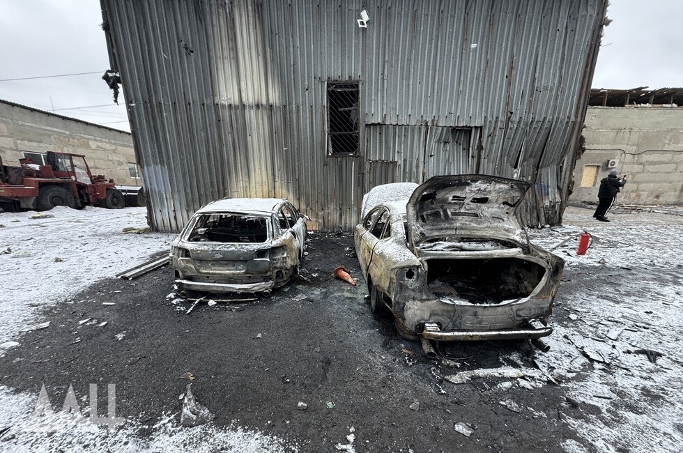 ФОТО: В Макеевке ночью от атаки БПЛА загорелась станция техобслуживания