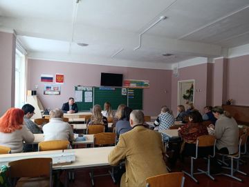 Сегодня, 15 января в Червоногвардейском районе состоялась встреча руководителя Управы Червоногвардейского внутригородского района Администрации городского округа Макеевка Антона Гринзовского с трудовым коллективом ГБОУ...