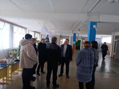 Сегодня, 15 января руководитель Управы Червоногвардейского внутригородского района Администрации городского округа Макеевка Антон Гринзовский провел встречу с жителями жилого массива Калинина в помещении ГБОУ «Средняя школа...