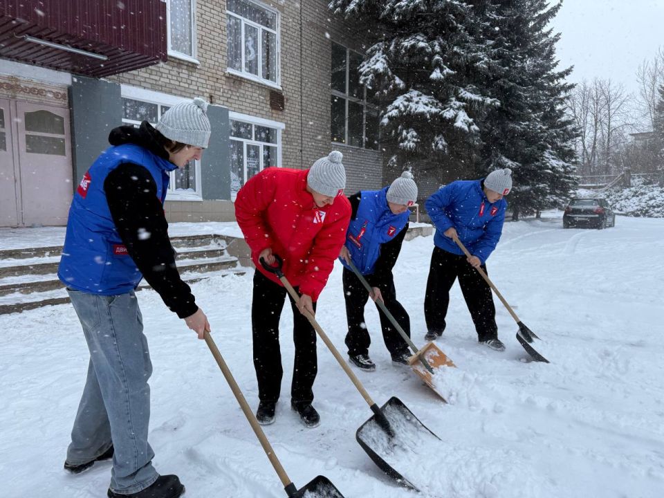 В холодный зимний день, демонстрируя истинную инициативу и заботу, волонтёры "Движения Первых" общеобразовательных организаций городского округа Макеевка организовали масштабную уборку пришкольных территорий