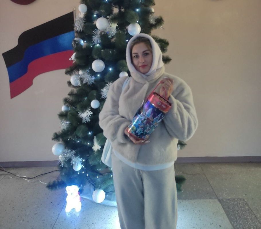 В здании Управы Кировского внутригородского района Администрации городского округа Макеевка Донецкой Народной Республики вручались сладкие подарки детям семей льготной категории предоставленные депутатом Народного Совета...