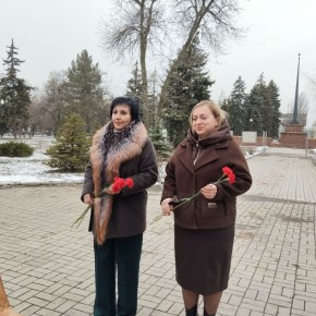 Валентина Харлашка: Память жива. 20 февраля депутаты Макеевского городского совета возложили цветы к Памятнику макеевчанам — Героям Советского Союза