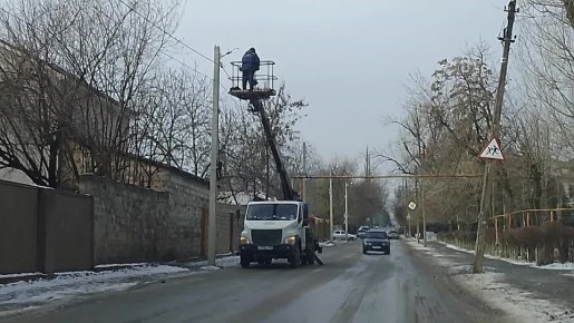 Сегодня, 20 февраля, с целью обеспечения безопасности движения пешеходов и автотранспорта в темное время суток силами МУП АГМ «Перспектива» проведены работы по ремонту линии наружного освещения по ул. Трубицына
