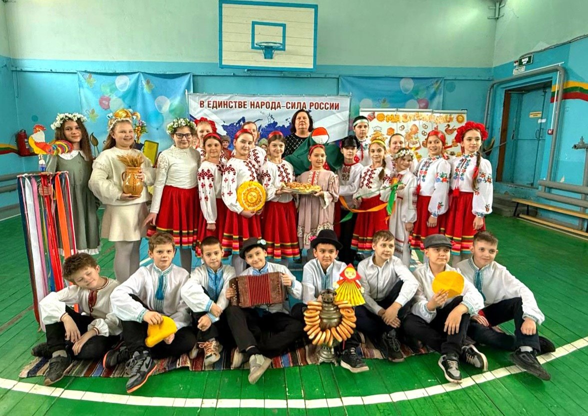 18 февраля, в рамках Года единства народов России ученики 4-Б класса под чутким руководством классного руководителя Ольги Прилипской подготовили для учащихся 4-х классов нашей школы весёлый и радостный праздник Масленицы