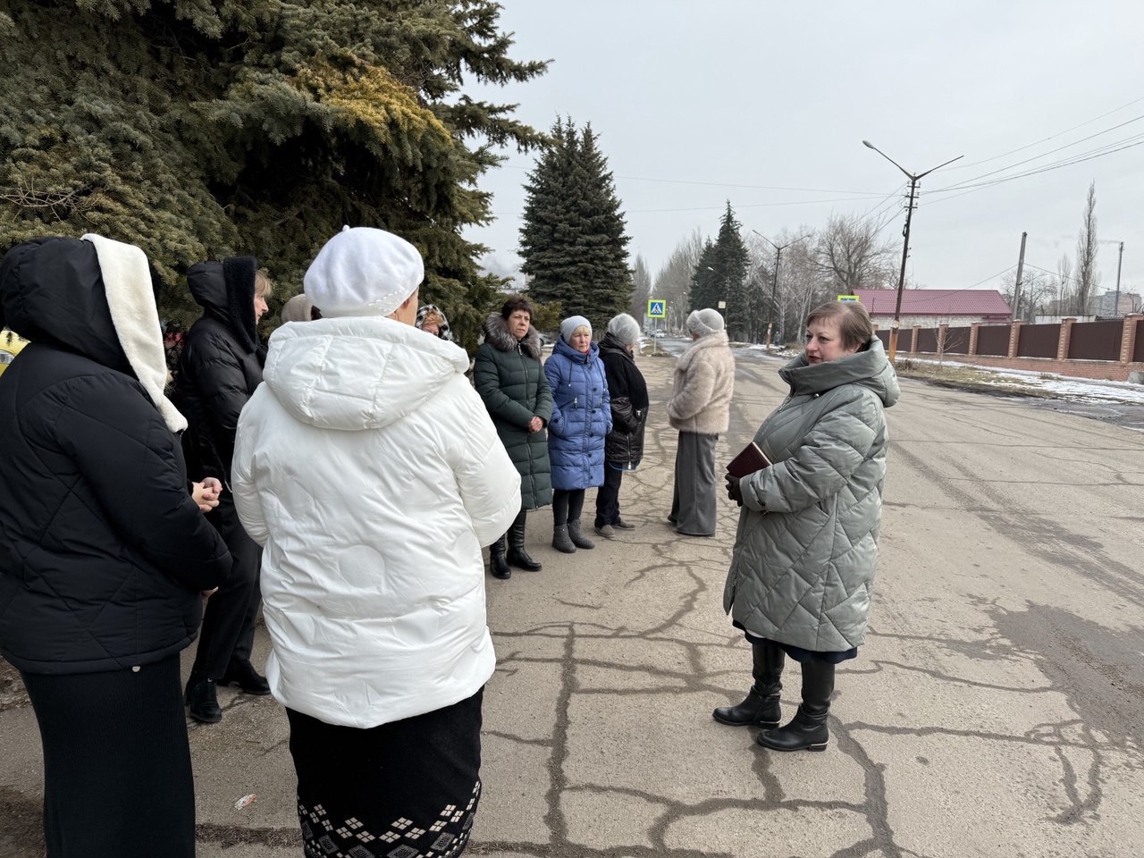 24 февраля заместитель руководителя Управы Советского внутригородского района Администрации городского округа Макеевка Надежда Прокапович провела встречу с населением возле дома № 31 по улице Скнарева