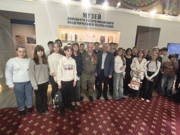 Сегодня, 26 февраля 2026 года, учащиеся ГБОУ "СШ № 32 Г.О. МАКЕЕВКА" посетили концертспектакль «Под звуки канонады» в Донецком республиканском академическом театре кукол - откровенный разговор о жизни, в которую внезапно...