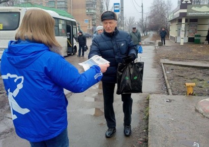 26 февраля в Кировском внутригородском районе города Макеевки прошла раздача специального выпуска информационного бюллетеня Регионального Общественного Движения «Донецкая Республика» под названием «Единая Россия. Возрождаем...