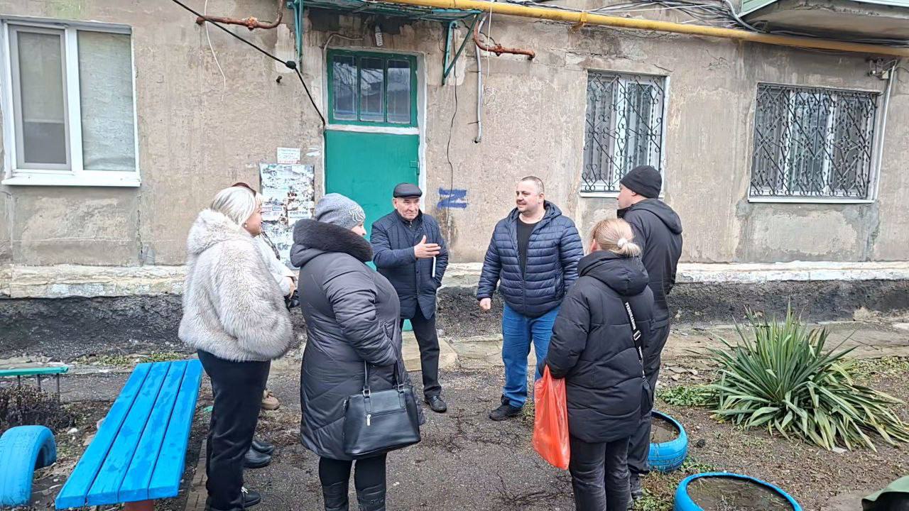 Депутат Макеевского городского совета Александр Рыжков совместно с депутатом Народного Совета Донецкой Народной Республики Максимом Королюком провели встречу с населением на подведомственной территории по адресу: г....