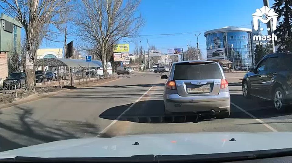 Момент ДТП с машиной скорой помощи в Макеевке